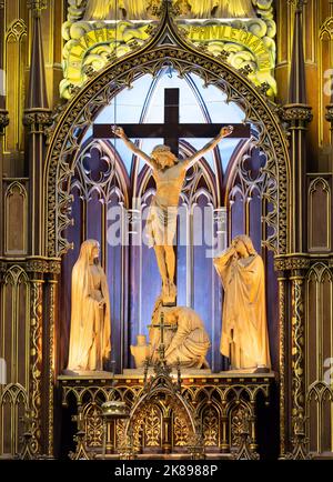 Der privilegierte Altar, oder Altare Privilegiatum, mit der Statue des gekreuzigten Jesus hinter dem Hauptaltar in der Notre-Dame Basilika in Old Montreal, Quebec Stockfoto