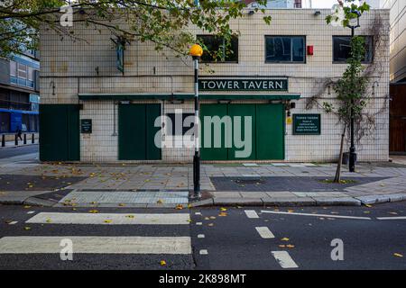 The Tower Tavern Pub in Fitzrovia London. Erbaut 1970 auf dem Gelände des Fitzroy Arms neben dem BT Tower - jetzt geschlossen. Stockfoto