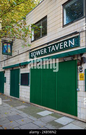 The Tower Tavern Pub in Fitzrovia London. Erbaut 1970 auf dem Gelände des Fitzroy Arms neben dem BT Tower - jetzt geschlossen. Stockfoto