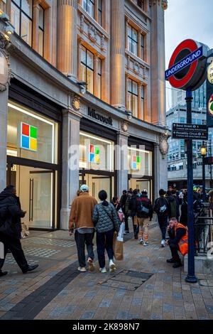 Microsoft Store Oxford Circus London - Microsoft Oxford Circus - der Microsoft Store in der Oxford Street im Londoner West End. Eröffnet 2019. Stockfoto
