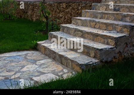 Treppe aus Natursteinen. Stockfoto