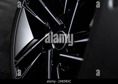 Das Vorderrad Diamond Cut Alloy Wheel eines grauen Audi RS E Tron 2021 mit roten Bremssätteln und Carbon-Keramik-Bremsscheiben Stockfoto