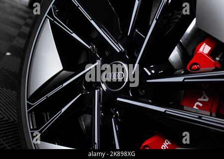Das Vorderrad Diamond Cut Alloy Wheel eines grauen Audi RS E Tron 2021 mit roten Bremssätteln und Carbon-Keramik-Bremsscheiben Stockfoto