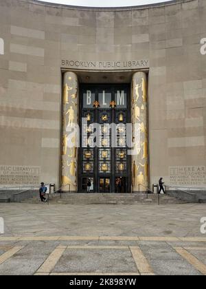 Monumentale façade der Brooklyn Central Library an der Flatbush Avenue und dem Eastern Parkway auf der Grand Army Plaza, Brooklyn, New York City, USA Stockfoto