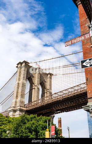 Hängeturm der Brooklyn Bridge von der Old Fulton Street in Dumbo, Brooklyn aus gesehen Stockfoto