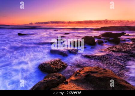 Malerischer, farbenprächtiger Sonnenaufgang am Whale Beach von Sydney Northern Beaches - Pacific Coast. Stockfoto