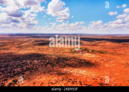 Abgelegene Gehöft im roten australischen Outback in der Nähe von Broken Hill City - Luftlandschaft nach Silverton. Stockfoto