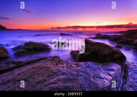 Malerische dunkle Stunde bei Sonnenaufgang über dem Whale Beach an der Pazifikküste von Sydney in Australien. Stockfoto