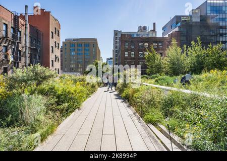The High Line ein erhöhter linearer Park und Greenway, der auf einem ehemaligen Eisenbahnpfad in der Westseite von Manhattan, New York, angelegt wurde Stockfoto