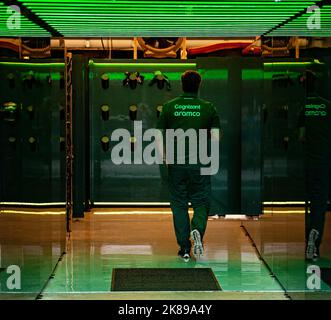 Austin, Texas, USA. 20. Oktober 2022. Teammitglied mit Aston Martin Aramco Cognizant beim Gang in den Tunnel. (Bild: © Hoss McBain/ZUMA Press Wire) Stockfoto