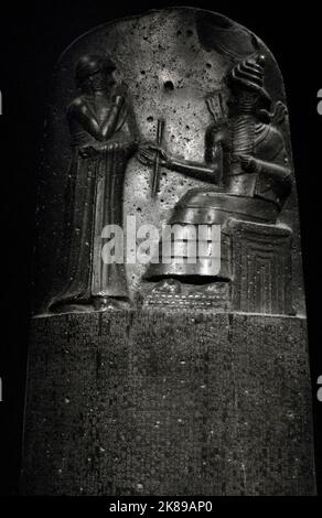 Relief, das Hammurabi zeigt, der seine Investitur von Shamash, dem gott der Gerechtigkeit, erhielt. Stockfoto