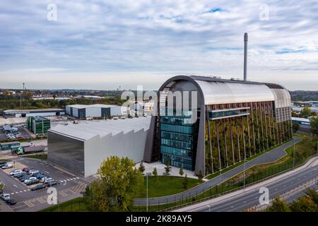 Eine Luftaufnahme der Recycling- und Energierückgewinnungsanlage Veolia in Leeds mit einer lebenden Wand oder einem vertikalen Garten für Netto-Null- und CO2-Neutralität Stockfoto