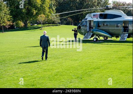 Washington, Usa. 21. Oktober 2022. Präsident Joe Biden (D) verlässt das Weiße Haus, um seine Reise nach Delaware auf Marine One zu beginnen. Kredit: SOPA Images Limited/Alamy Live Nachrichten Stockfoto