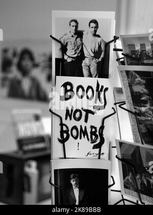 Souvenir-Postkarten zum Verkauf im Wahrzeichen City Lights Booksellers Buchladen im North Beach Viertel von San Francisco, Kalifornien. Stockfoto