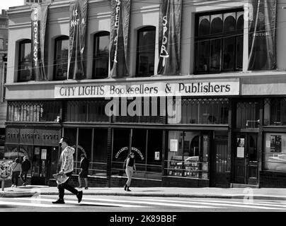 Der Wahrzeichen City Lights Booksellers Buchladen im North Beach Bezirk von San Francisco, Kalifornien. Stockfoto