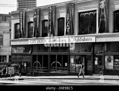 Der Wahrzeichen City Lights Booksellers Buchladen im North Beach Bezirk von San Francisco, Kalifornien. Stockfoto