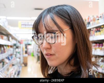 Eine junge Japanerin, die Lebensmittel einkauft Stockfoto