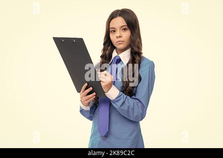 Portrait von fröhlichen jungen Teenager-Mädchen trägt Büro Uniform hält Zwischenablage auf weißem isolierten Hintergrund. Stockfoto