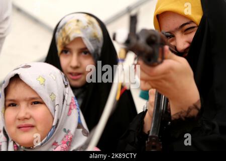 Teheran, Iran. 20. Oktober 2022. Iranische Besucher üben das Schießen mit in Iran hergestellten Schießsimulatoren an einem Polizeisimulationsstand auf der Internationalen Ausstellung für Sicherheit und Sicherheit der Polizei 19. (IPAS 2022) in der großen Mosalla-Moschee in Teheran. IPAS ist die einzige Veranstaltung über Polizei-, Sicherheits- und Sicherheitsindustrie und bringt viele verwandte Unternehmen für die Industrie zusammen. (Bild: © Rouzbeh Fouladi via ZUMA Press Wire) Stockfoto