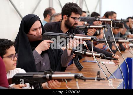 Teheran, Teheran, Iran. 20. Oktober 2022. Iranische Besucher üben am 20. Oktober 19. 2022 an einem Polizeisimulationsstand auf der Internationalen Ausstellung für Sicherheit und Sicherheit der Polizei (IPAS 2022) in der großen Mosalla-Moschee in Teheran, Iran, das Schießen mit Schießsimulatoren made in Iran. Die Idee, eine IPAS-Ausstellung abzuhalten, entstand 2001 auf Initiative des damaligen Kommandanten der Strafverfolgungsbehörde der Islamischen Republik Iran. Die erste Amtszeit fand im selben Jahr mit dem Titel „ IPAS 2002: Am 2001. März über Polizei-, Sicherheits- und Sicherheitsausrüstung am Veranstaltungsort der t statt Stockfoto