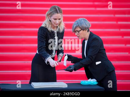 Cannes, Frankreich. 17. Oktober 2022. Cannes, Frankreich - 17. Oktober 2022: MIPCOM mit „The English“ Red Carpet und Emily Blunt (Schauspielerin). Mandoga Media Deutschland, RX Frankreich, Television, TV/dpa/Alamy Live News Stockfoto