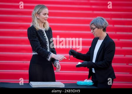 Cannes, Frankreich. 17. Oktober 2022. Cannes, Frankreich - 17. Oktober 2022: MIPCOM mit „The English“ Red Carpet und Emily Blunt (Schauspielerin). Mandoga Media Deutschland, RX Frankreich, Television, TV/dpa/Alamy Live News Stockfoto