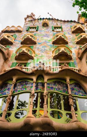 Barcelona, Spanien - 21. April 2022: Blick auf Guidis Casa Batllo von der Straße aus Stockfoto