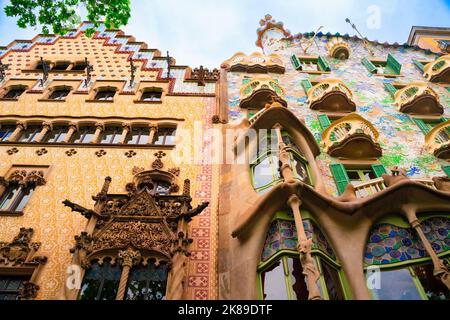 Barcelona, Spanien - 21. April 2022: Blick auf Guidis Casa Batllo von der Straße aus Stockfoto