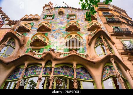 Barcelona, Spanien - 21. April 2022: Blick auf Guidis Casa Batllo von der Straße aus Stockfoto