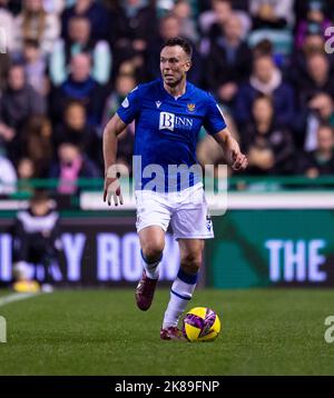 Edinburgh, Großbritannien. 21. Okt, 2022. Cinch Premiership - Hibernian / St Johnstone. 21/10/2022. Hibernian ist Gastgeber von St. Johnstone in der Cinch Premiership im Easter Road Stadium, Edinburgh, Midlothian, Großbritannien. Bild zeigt: Der St Johnstone Verteidiger Andy Considine bringt den Ball nach oben. Quelle: Ian Jacobs/Alamy Live News Stockfoto