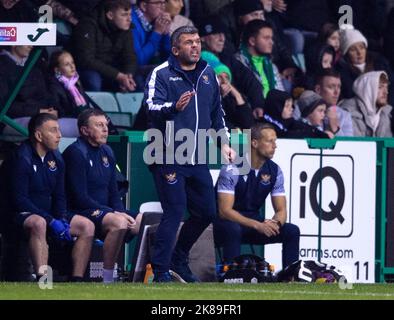 Edinburgh, Großbritannien. 21. Okt, 2022. Cinch Premiership - Hibernian / St Johnstone. 21/10/2022. Hibernian ist Gastgeber von St. Johnstone in der Cinch Premiership im Easter Road Stadium, Edinburgh, Midlothian, Großbritannien. Bild zeigt: St Johnstone Manager, Callum Davidson, ruft seine Spieler vom Rand aus. Quelle: Ian Jacobs/Alamy Live News Stockfoto