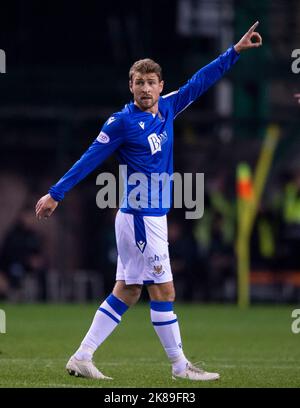 Edinburgh, Großbritannien. 21. Okt, 2022. Cinch Premiership - Hibernian / St Johnstone. 21/10/2022. Hibernian ist Gastgeber von St. Johnstone in der Cinch Premiership im Easter Road Stadium, Edinburgh, Midlothian, Großbritannien. Bild zeigt: St Johnstone Mittelfeldspieler, David Wotherspoon, leitet das Spiel. Quelle: Ian Jacobs/Alamy Live News Stockfoto