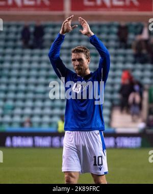 Edinburgh, Großbritannien. 21. Okt, 2022. Cinch Premiership - Hibernian / St Johnstone. 21/10/2022. Hibernian ist Gastgeber von St. Johnstone in der Cinch Premiership im Easter Road Stadium, Edinburgh, Midlothian, Großbritannien. Bild zeigt: Der St Johnstone Mittelfeldspieler David Wotherspoon begrüßt die Menge am Ende des Spiels. Quelle: Ian Jacobs/Alamy Live News Stockfoto