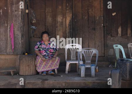 Chiang Mai, Thailand. 09. Januar 2022. Eine Hmong-Frau sah vor ihrem Haus im ländlichen Chiang Mai sitzen. Die Lahu- und Hmong-Gemeinschaften sind zwei der ethnischen Minderheiten, die in Thailand als „Bergstämme“ eingestuft werden. Ursprünglich aus Tibet und China stammend, leben sie in Dörfern in den bergigen nördlichen Provinzen Chiang Mai und Chiang Rai. (Foto von Ana Norman Bermudez/SOPA Images/Sipa USA) Quelle: SIPA USA/Alamy Live News Stockfoto