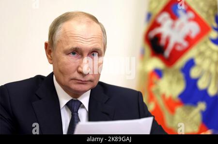 Novo-Ogaryowo, Russland. 21. Oktober 2022. Der russische Präsident Wladimir Putin hält eine Videokonferenz mit dem Gouverneur der Region Magadan, Sergei Nosov, vom offiziellen Wohnsitz in Novo-Ogaryovo am 21. Oktober 2022 außerhalb von Moskau, Russland, ab. Kredit: Gavriil Grigorov/Kremlin Pool/Alamy Live Nachrichten Stockfoto