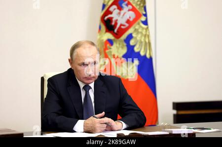 Novo-Ogaryowo, Russland. 21. Oktober 2022. Der russische Präsident Wladimir Putin hält eine Videokonferenz mit dem Gouverneur der Region Magadan, Sergei Nosov, vom offiziellen Wohnsitz in Novo-Ogaryovo am 21. Oktober 2022 außerhalb von Moskau, Russland, ab. Kredit: Gavriil Grigorov/Kremlin Pool/Alamy Live Nachrichten Stockfoto