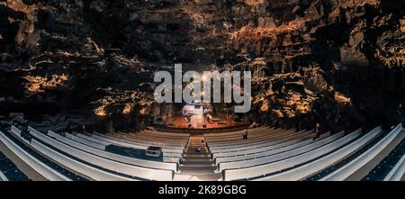 Berühmte Touristenattraktion - Los Jameos Del Agua. Konzertsaal in der Grotte. Stockfoto