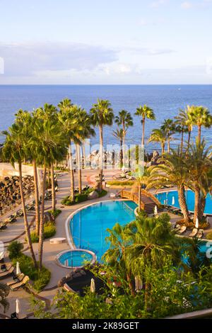 Portugal, Madeira, Funchal, Hotelzone, Pool, Strand, Küste, Palmen, Stockfoto