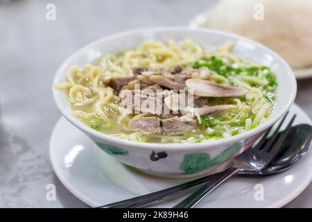 Eine Schüssel Mami oder Nudelsuppe in einem lokalen Restaurant in Manila, Philippinen Stockfoto