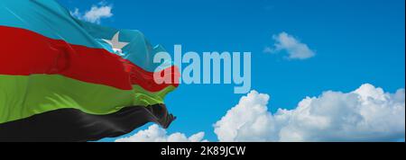 Flagge der Bantu-Völker Somali Bantus bei bewölktem Himmel, Panoramablick. Flagge, die ethnische Gruppe oder Kultur repräsentiert, regionale Behörden. Copy sp Stockfoto