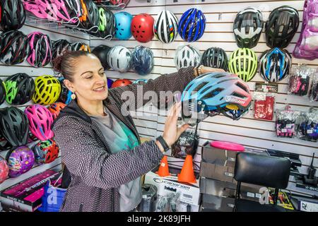 Bogota Kolumbien, Engativa Calle 63, Fahrrad Sicherheitshelme Verkauf Display Verkauf Einzelhandel Geschäfte Geschäft Geschäfte Markt Märkte Markt sel Stockfoto