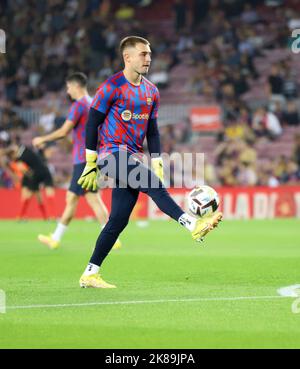 Sabadell, Barcelona, Spanien. 20. Oktober 2022. Barcelona Spanien 20.10.2022 Arnau Tenas (FC Barcelona) kontrollieren den Ball während der La Liga Santander zwischen FC Barcelona und Villarreal CF am 20. Oktober 2022 im Camp Nou in Barcelona. (Bild: © Xavi Urgeles/ZUMA Press Wire) Stockfoto