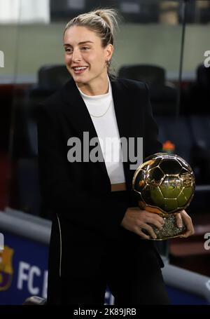 Sabadell, Barcelona, Spanien. 20. Oktober 2022. Barcelona Spanien 20.10.2022 Alexia Putellas (FC Barcelona) posiert mit der Golden Ball Trophäe, die am 20. Oktober 2022 in Barcelona bei der La Liga Santander zwischen dem FC Barcelona und Villarreal CF im Camp Nou gewonnen wurde. (Bild: © Xavi Urgeles/ZUMA Press Wire) Stockfoto