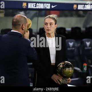 Sabadell, Barcelona, Spanien. 20. Oktober 2022. Barcelona Spanien 20.10.2022 Alexia Putellas (FC Barcelona) posiert mit der Golden Ball Trophäe, die am 20. Oktober 2022 in Barcelona bei der La Liga Santander zwischen dem FC Barcelona und Villarreal CF im Camp Nou gewonnen wurde. (Bild: © Xavi Urgeles/ZUMA Press Wire) Stockfoto