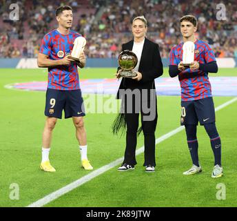 Sabadell, Barcelona, Spanien. 20. Oktober 2022. Barcelona Spanien 20.10.2022 Robert Lewandowski (FC Barcelona), Gavi Paez (FC Barcelona) und Alexia Putellas (FC Barcelona) posieren mit dem Goldenen Ball, der Kopa-Trophäe und der Gerd Muller-Trophäe, die am 20. Oktober 2022 in Barcelona bei der La Liga Santander zwischen dem FC Barcelona und Villarreal CF im Camp Nou gewonnen wurden. (Bild: © Xavi Urgeles/ZUMA Press Wire) Stockfoto