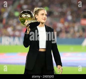 Sabadell, Barcelona, Spanien. 20. Oktober 2022. Barcelona Spanien 20.10.2022 Alexia Putellas (FC Barcelona) posiert mit der Golden Ball Trophäe, die am 20. Oktober 2022 in Barcelona bei der La Liga Santander zwischen dem FC Barcelona und Villarreal CF im Camp Nou gewonnen wurde. (Bild: © Xavi Urgeles/ZUMA Press Wire) Stockfoto