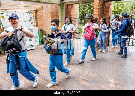 Bogota Kolumbien, Engativa Calle 63 Jardin Botanico de Bogota¡ Jose Celestino Mutis Botanischer Garten, Außeneingang, Jugendlicher, b Stockfoto