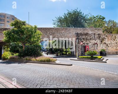 Artillerie-Stück mit einem Tampion mit dem Wappen des Royal Army Ordnance Corps ist die 10-Zoll-18-Tonnen-Kanone am South Port Gate Gibraltar Stockfoto