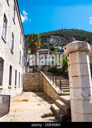 Artillerie-Stück mit einem Tampion mit dem Wappen des Royal Army Ordnance Corps ist die 10-Zoll-18-Tonnen-Kanone am South Port Gate Gibraltar Stockfoto