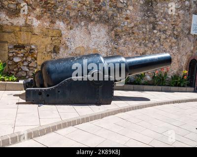 Artillerie-Stück mit einem Tampion mit dem Wappen des Royal Army Ordnance Corps ist die 10-Zoll-18-Tonnen-Kanone am South Port Gate Gibraltar Stockfoto